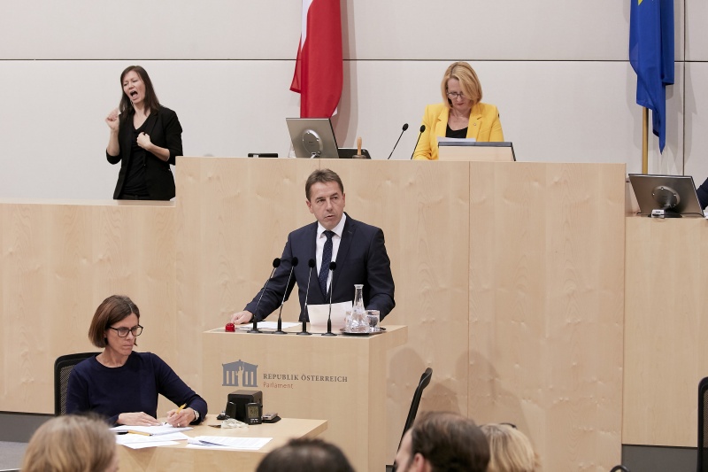 Am Rednerpult Nationalratsabgeordneter Erwin Angerer (F)