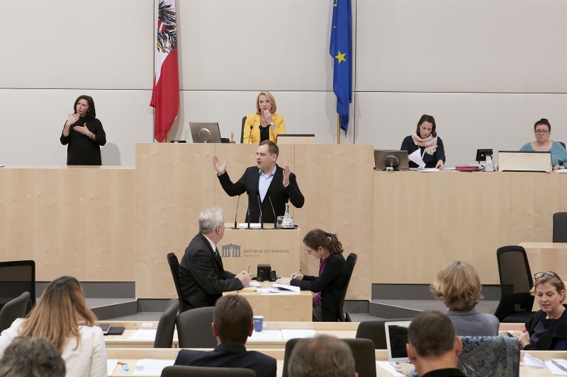 am Rednerpult Nationalratsabgeordneter Philip Kucher (S)