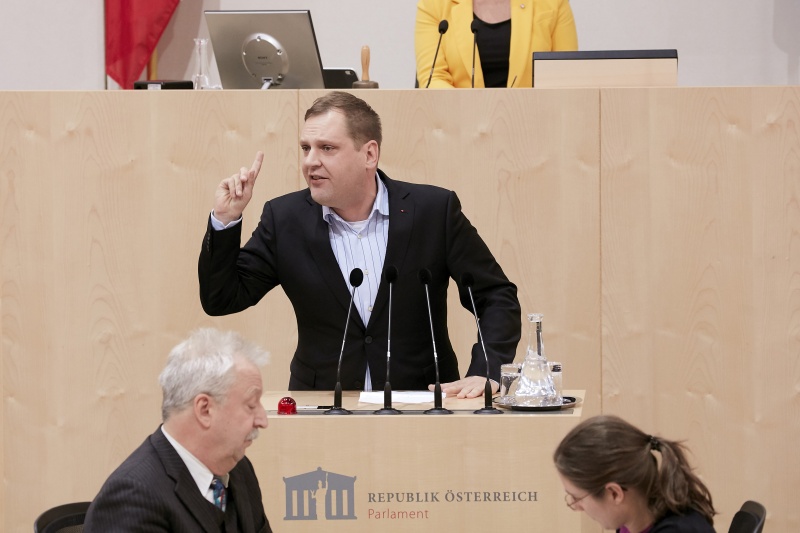 am Rednerpult Nationalratsabgeordneter Philip Kucher (S)