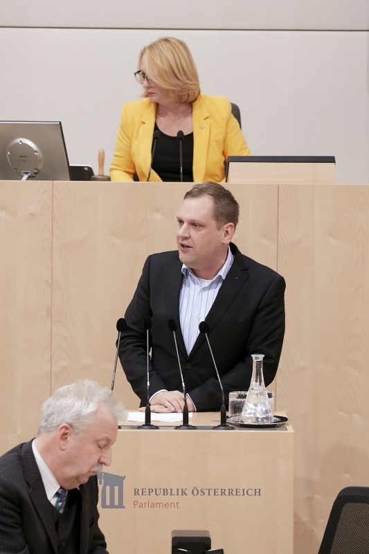 am Rednerpult Nationalratsabgeordneter Philip Kucher (S)