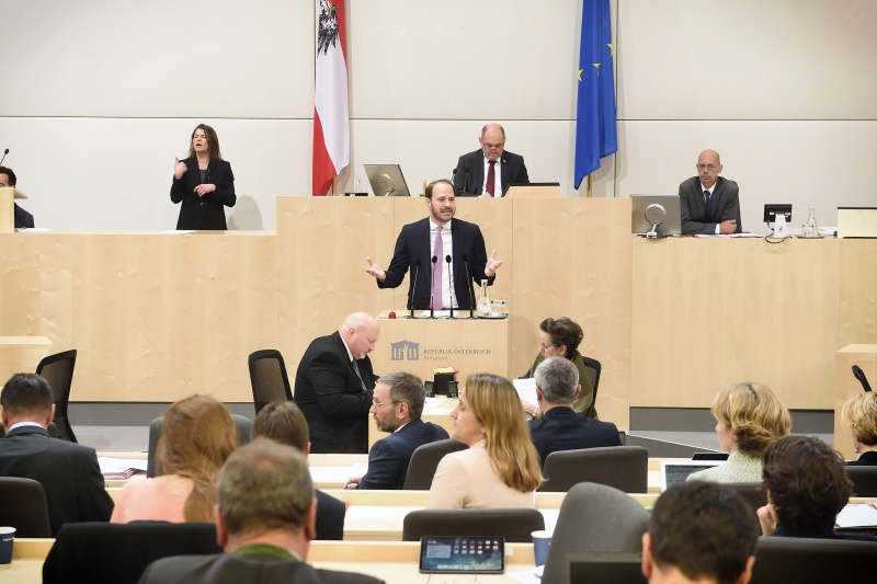 Nationalratsabgeordneter Nikolaus Scherak (N) am Rednerpult