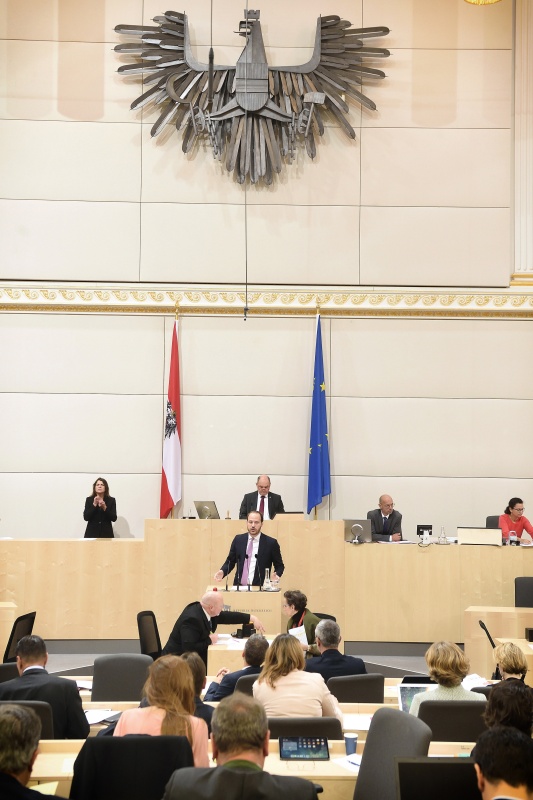 Nationalratsabgeordneter Nikolaus Scherak (N) am Rednerpult