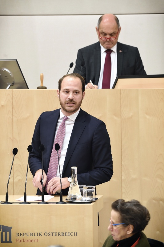 Nationalratsabgeordneter Nikolaus Scherak (N) am Rednerpult