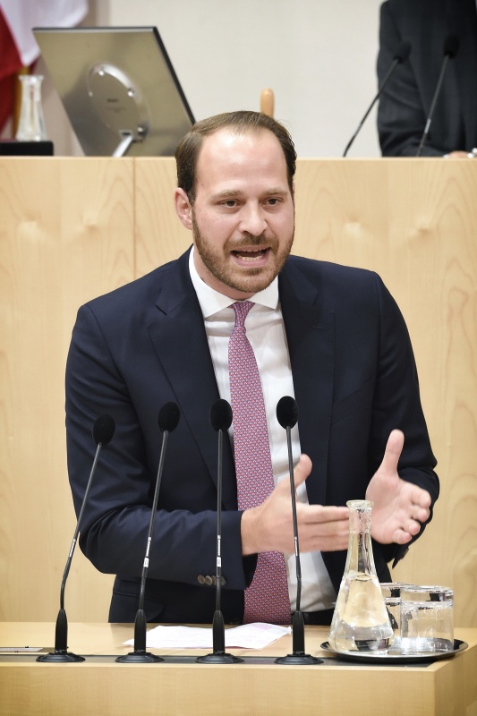 Nationalratsabgeordneter Nikolaus Scherak (N) am Rednerpult