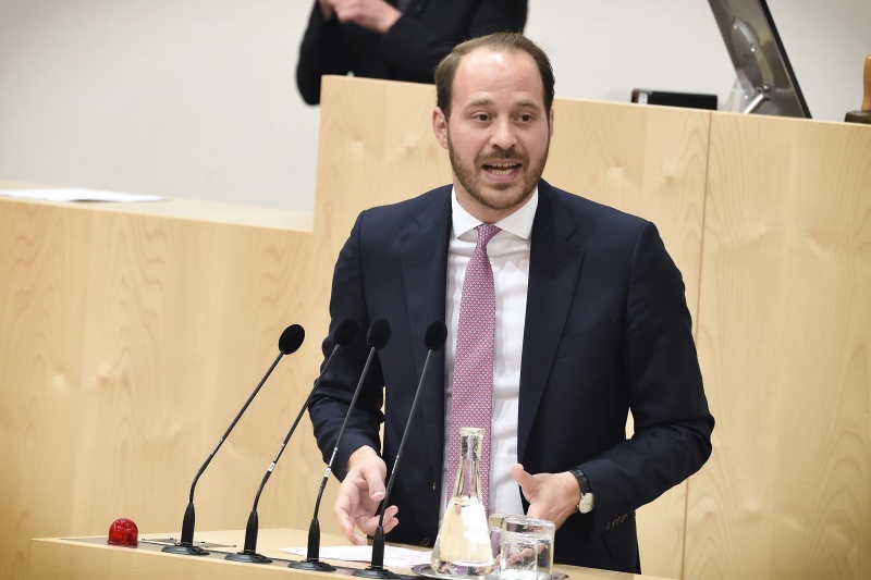 Nationalratsabgeordneter Nikolaus Scherak (N) am Rednerpult