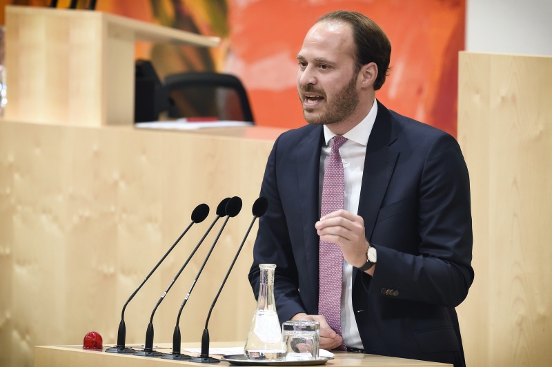 Nationalratsabgeordneter Nikolaus Scherak (N) am Rednerpult