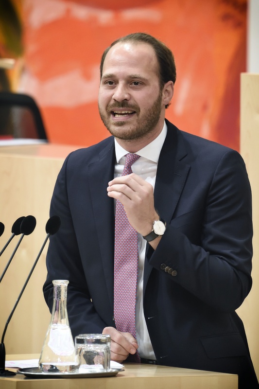 Nationalratsabgeordneter Nikolaus Scherak (N) am Rednerpult