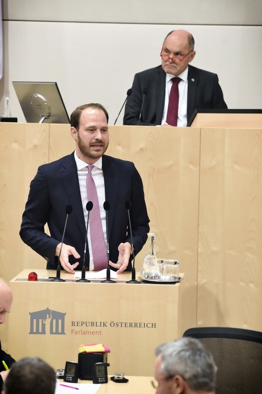 Nationalratsabgeordneter Nikolaus Scherak (N) am Rednerpult