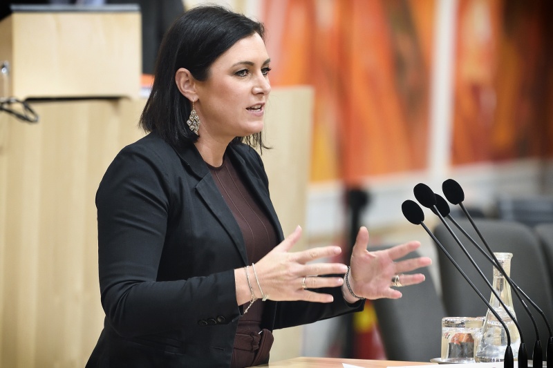 Nationalratsabgeordnete Elisabeth Köstinger (V) am Rednerpult