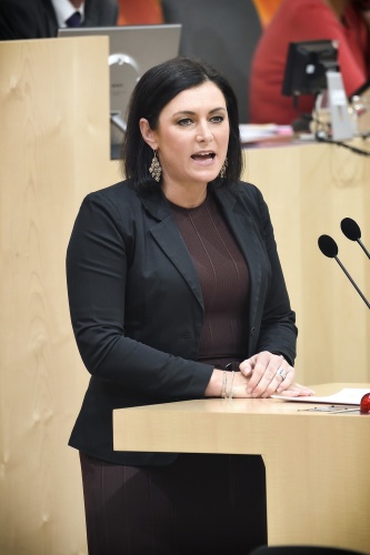 Nationalratsabgeordnete Elisabeth Köstinger (V) am Rednerpult
