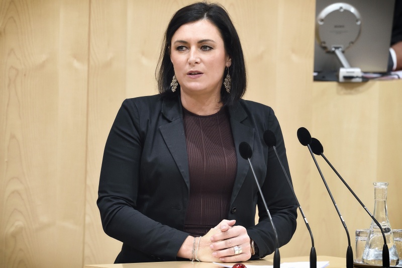 Nationalratsabgeordnete Elisabeth Köstinger (V) am Rednerpult