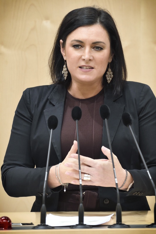 Nationalratsabgeordnete Elisabeth Köstinger (V) am Rednerpult