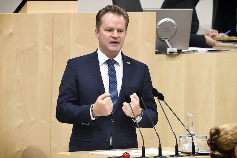 Nationalratsabgeordneter Walter Rauch (F) am Rednerpult