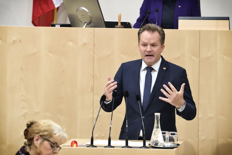 Nationalratsabgeordneter Walter Rauch (F) am Rednerpult