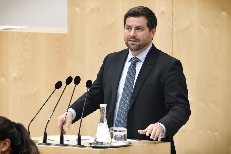 Nationalratsabgeordneter Michael Bernhard (N) am Rednerpult