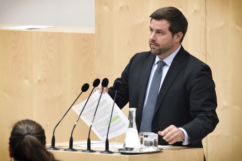 Nationalratsabgeordneter Michael Bernhard (N) am Rednerpult