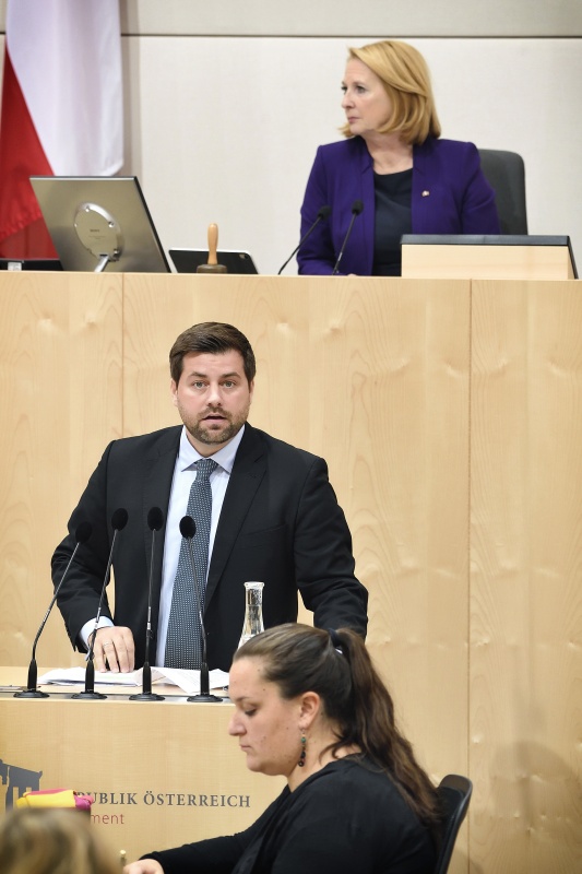 Nationalratsabgeordneter Michael Bernhard (N) am Rednerpult