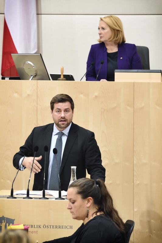 Nationalratsabgeordneter Michael Bernhard (N) am Rednerpult