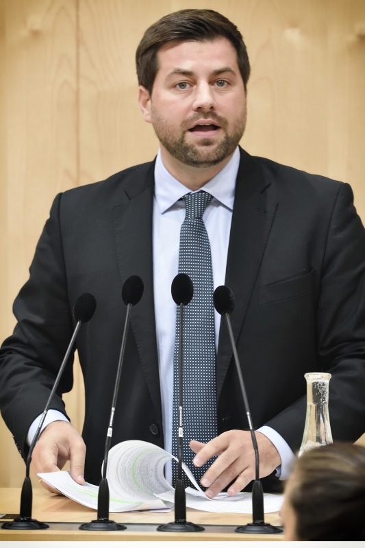 Nationalratsabgeordneter Michael Bernhard (N) am Rednerpult
