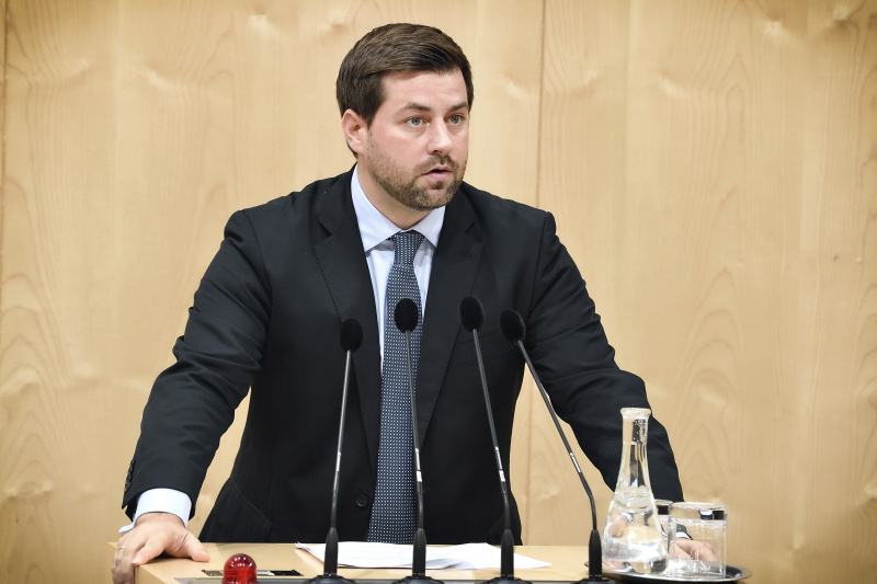 Nationalratsabgeordneter Michael Bernhard (N) am Rednerpult