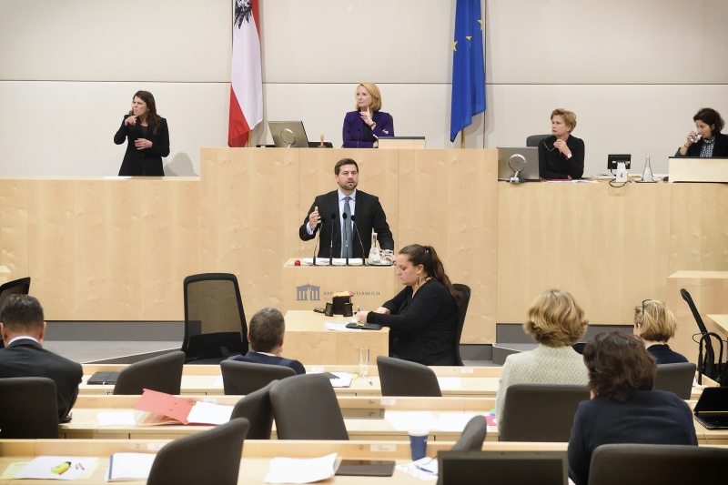 Nationalratsabgeordneter Michael Bernhard (N) am Rednerpult