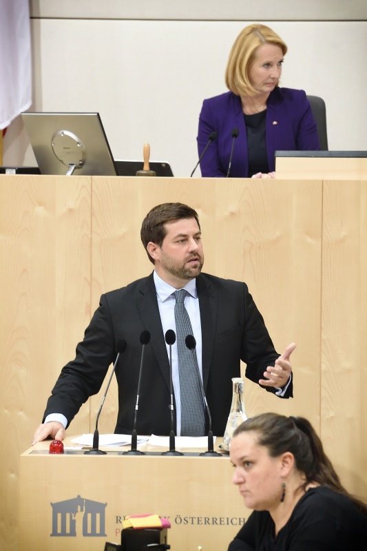 Nationalratsabgeordneter Michael Bernhard (N) am Rednerpult
