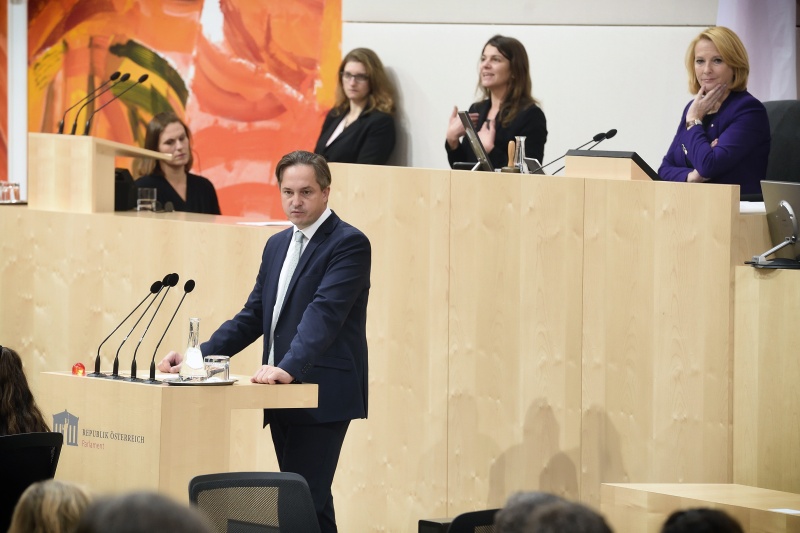 Nationalratsabgeordneter Johannes Schmuckenschlager (V) am Rednerpult