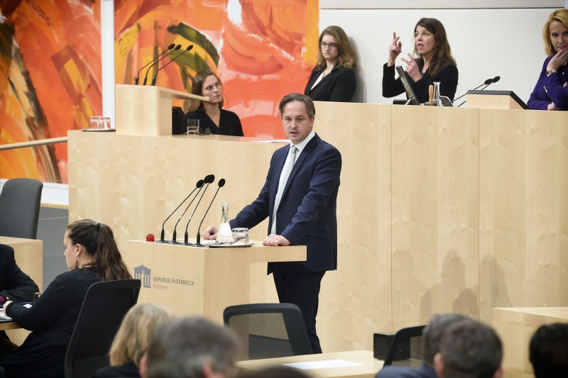 Nationalratsabgeordneter Johannes Schmuckenschlager (V) am Rednerpult