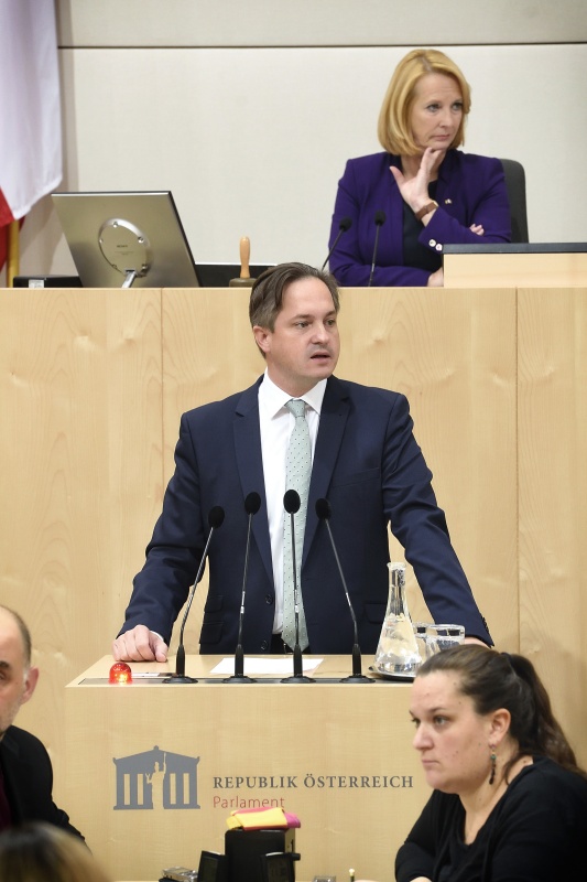 Nationalratsabgeordneter Johannes Schmuckenschlager (V) am Rednerpult