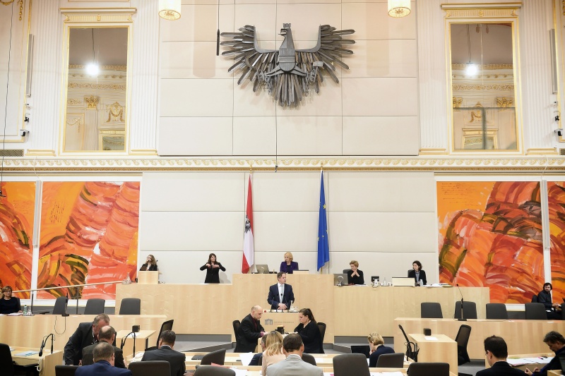 Nationalratsabgeordneter Johannes Schmuckenschlager (V) am Rednerpult