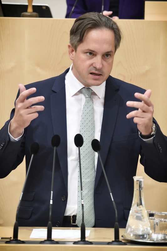 Nationalratsabgeordneter Johannes Schmuckenschlager (V) am Rednerpult