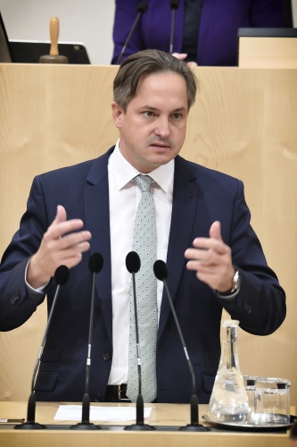 Nationalratsabgeordneter Johannes Schmuckenschlager (V) am Rednerpult