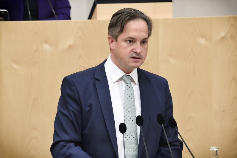 Nationalratsabgeordneter Johannes Schmuckenschlager (V) am Rednerpult