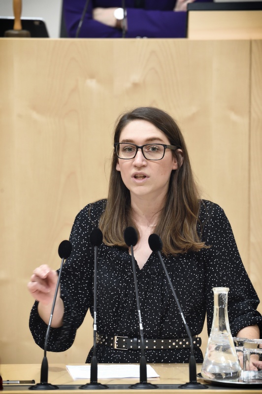 Nationalratsabgeordnete Julia Herr (S) am Rednerpult