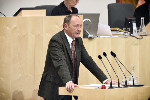 Nationalratsabgeordneter Axel Kassegger (F) am Rednerpult