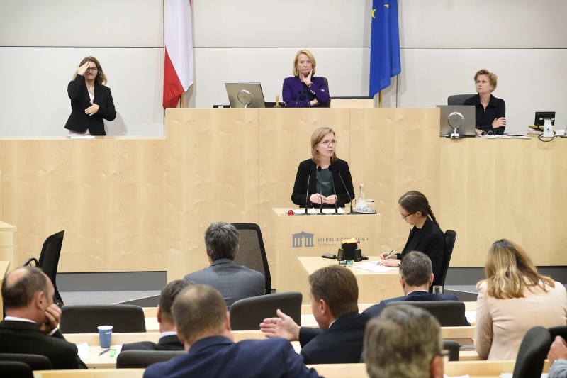 Nationalratsabgeordnete Leonore Gewessler (G) am Rednerpult