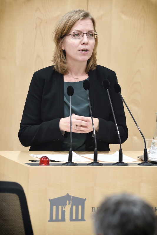 Nationalratsabgeordnete Leonore Gewessler (G) am Rednerpult