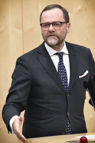 Nationalratsabgeordneter Josef Schellhorn (N) am Rednerpult