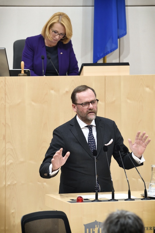 Nationalratsabgeordneter Josef Schellhorn (N) am Rednerpult