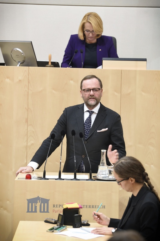 Nationalratsabgeordneter Josef Schellhorn (N) am Rednerpult