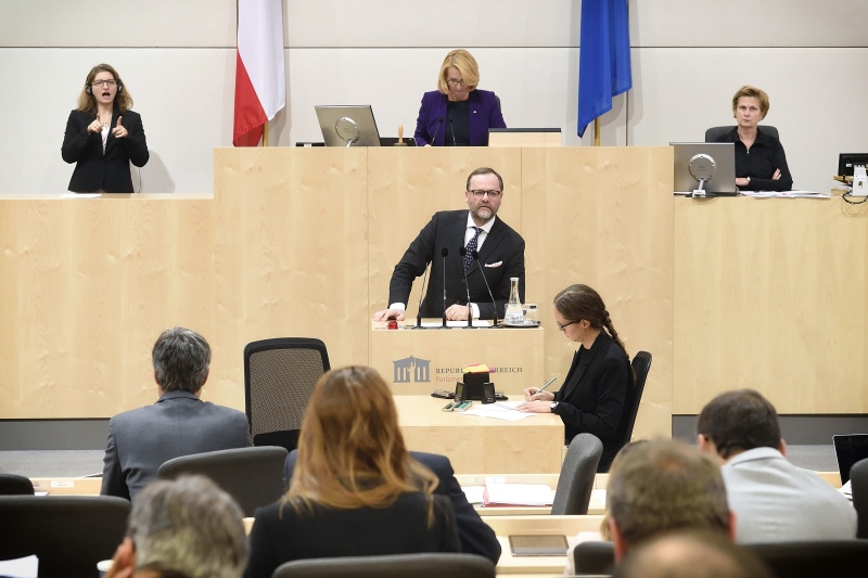 Nationalratsabgeordneter Josef Schellhorn (N) am Rednerpult