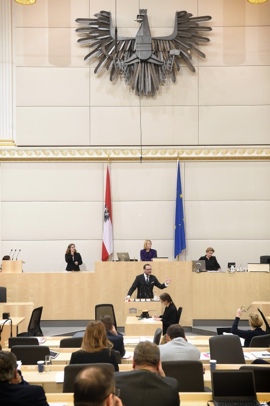 Nationalratsabgeordneter Josef Schellhorn (N) am Rednerpult