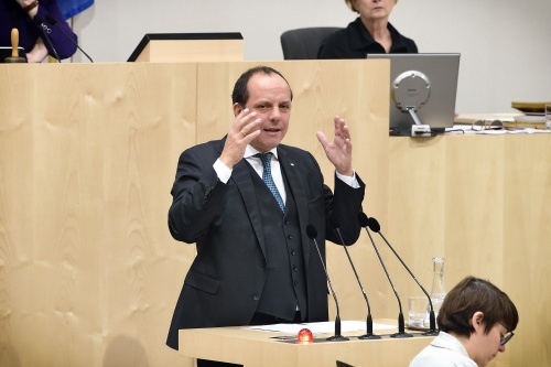 Nationalratsabgeordneter Christoph Stark (V) am Rednerpult