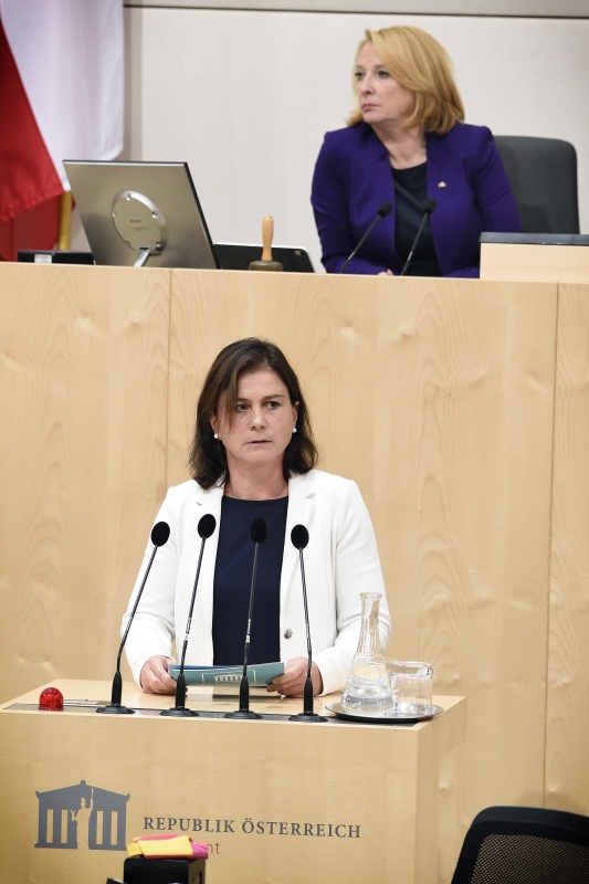 Nationalratsabgeordnete Bettina Zopf (V) am Rednerpult