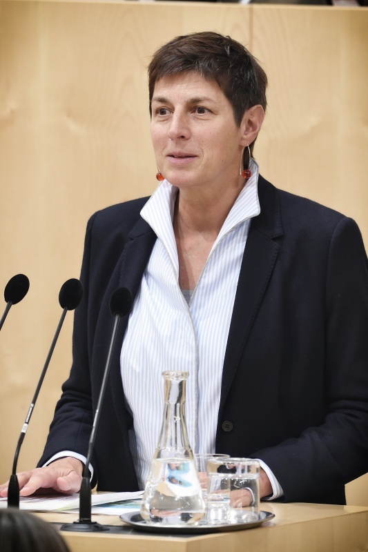 Nationalratsabgeordnete Astrid Rössler (G) am Rednerpult