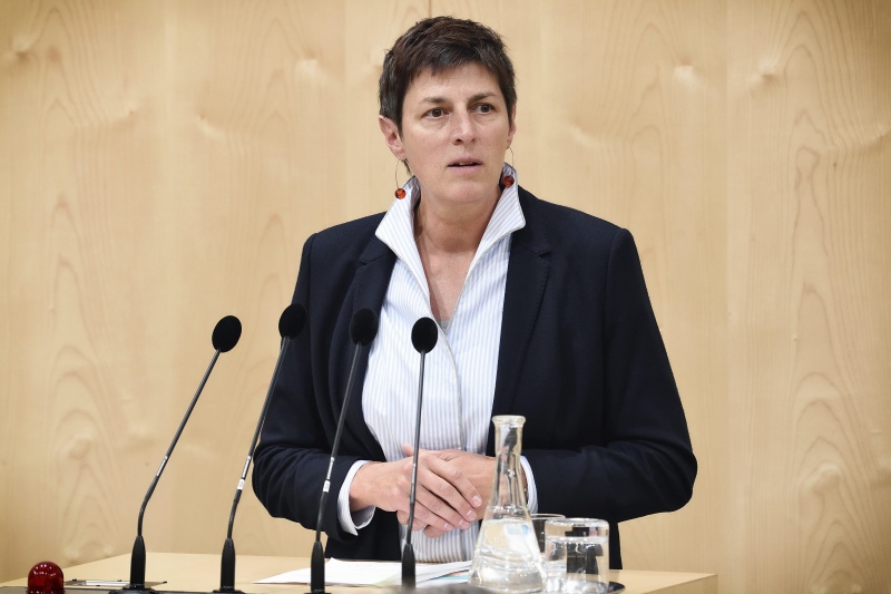 Nationalratsabgeordnete Astrid Rössler (G) am Rednerpult