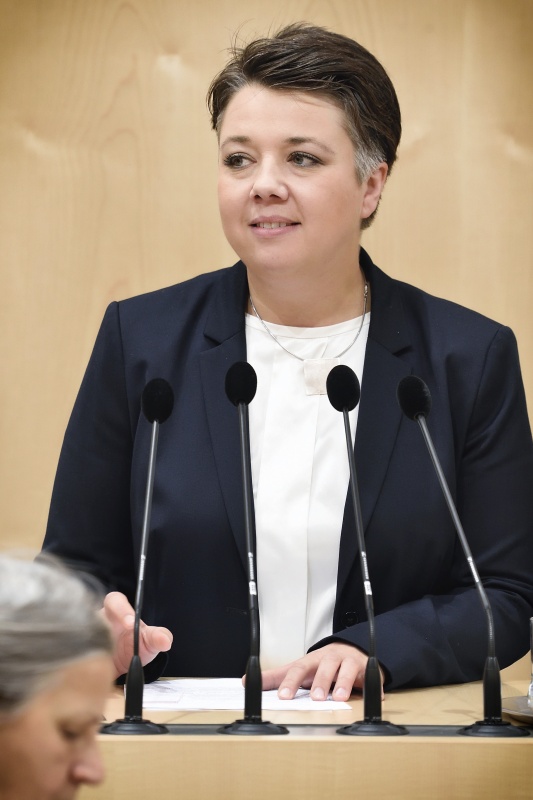 Nationalratsabgeordnete Olga Voglauer (G) am Rednerpult
