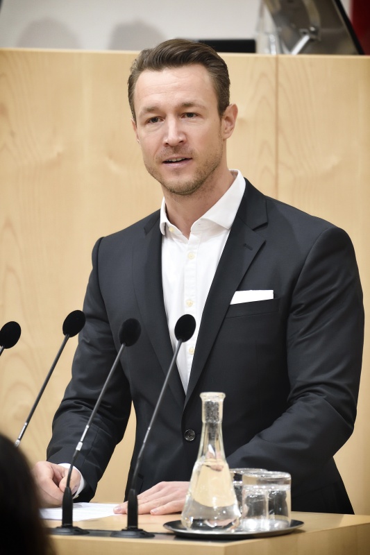 Nationalratsabgeordneter Gernot Blümel (V) am Rednerpult