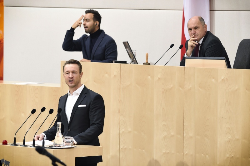 Nationalratsabgeordneter Gernot Blümel (V) am Rednerpult