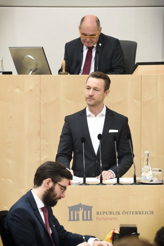 Nationalratsabgeordneter Gernot Blümel (V) am Rednerpult